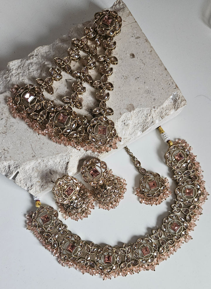 ABHINOOR Necklace Set