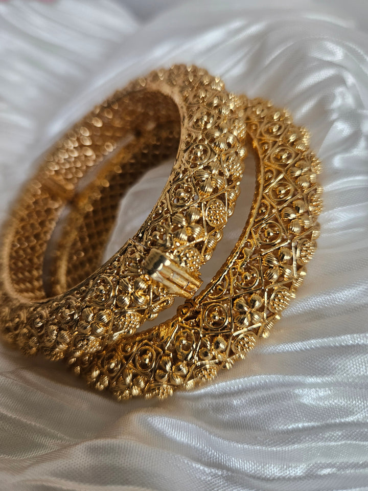 RAJWADI Gold Openable Screw Bangles.
