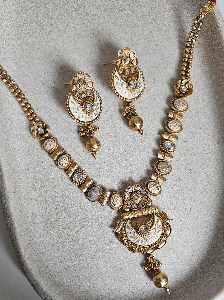 AROOB Necklace Set