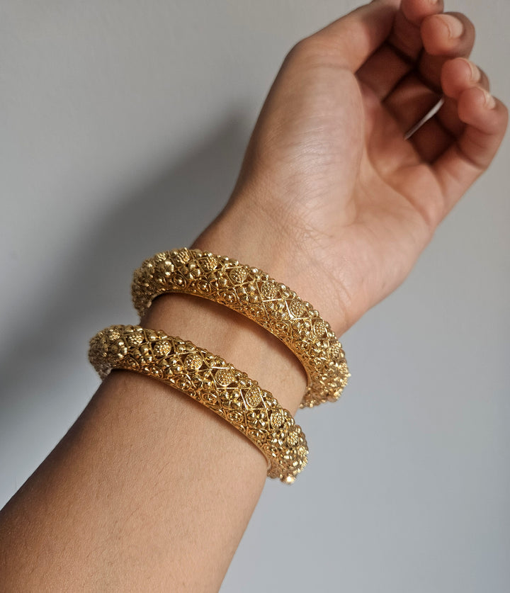 RAJWADI Gold Openable Screw Bangles.