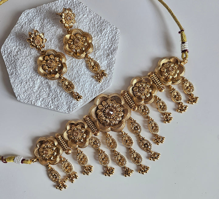 Sharan Choker Set